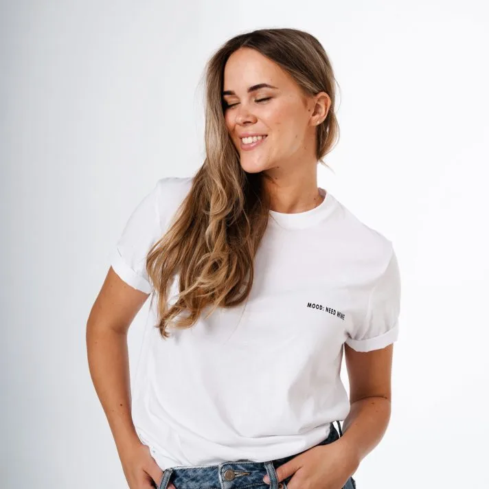 Musta Kirahvi - Tunnelma: Tarvitsen viinin T-paidan